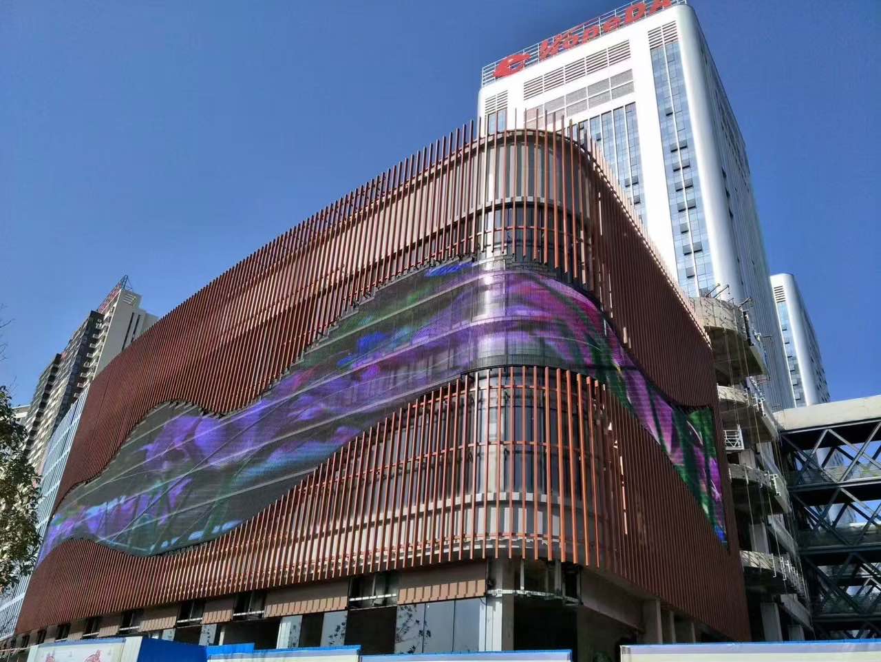 Свобода Размеров, Свобода Творчества: Анализ Уличных Решетчатых Экранов